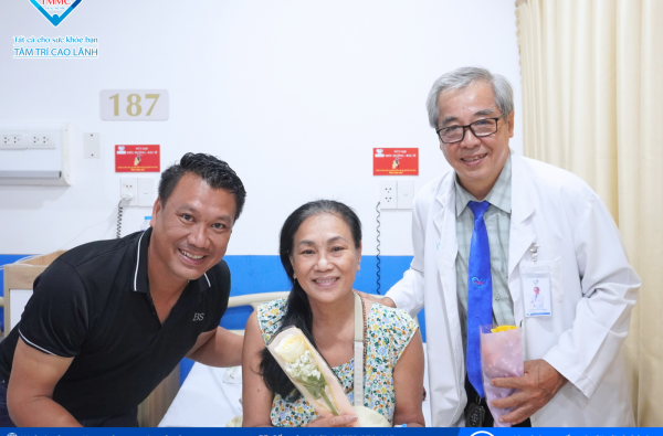 TÂM TRÍ CAO LÃNH TRAO HOA TƯƠI, GỬI YÊU THƯƠNG NHÂN NGÀY PHỤ NỮ VIỆT NAM 20/10